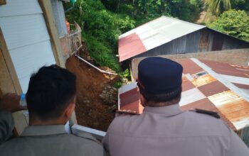 Tanah Terban di Teluk Bayur Rusak Rumah Warga