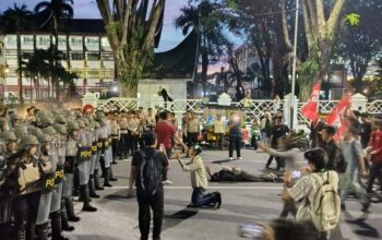 Blokade Jalan, Aksi Unjuk Rasa Mahasiswa Nyaris Ricuh