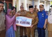 Wawako Padang Serahkan BSTT kepada Korban Kebakaran di Lubuk Kilangan