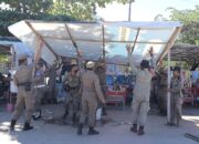 Satpol PP Tertibkan Lapak PKL Pantai Padang