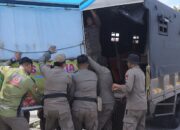 Satpol PP Tertibkan PKL Bandel di Koto Tangah