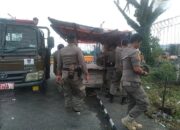 Satpol PP Kota Padang Tertibkan Lapak PKL yang Berdiri di Fasum