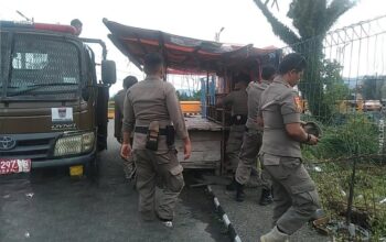 Satpol PP Kota Padang Tertibkan Lapak PKL yang Berdiri di Fasum