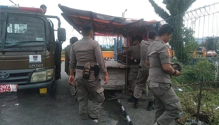 Satpol PP Kota Padang Tertibkan Lapak PKL yang Berdiri di Fasum