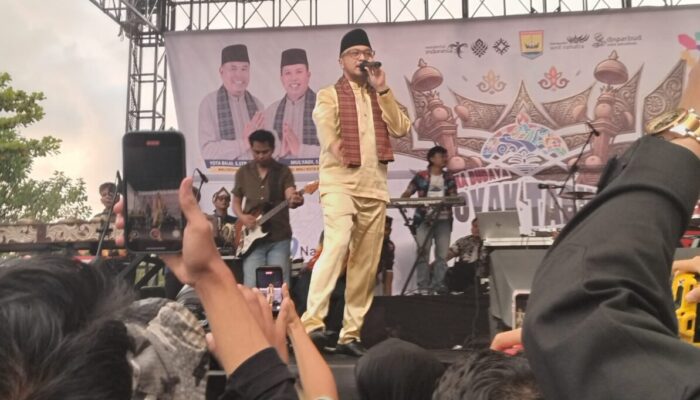 Giring Ganesha Hipnotis Ribuan Pengunjung, Puncak Festival Tabuik 2026 Bergemuruh di Pantai Gandoriah