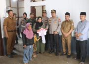 Polres Pasaman Barat Serahkan Kunci Rumah Hasil Program Bedah Rumah kepada Nenek Kartini di Hari Bhayangkara ke-80