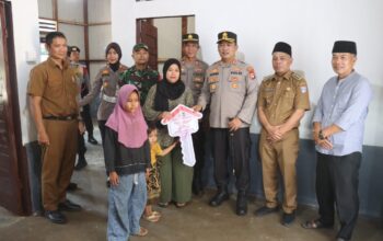Polres Pasaman Barat Serahkan Kunci Rumah Hasil Program Bedah Rumah kepada Nenek Kartini di Hari Bhayangkara ke-80