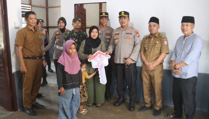 Polres Pasaman Barat Serahkan Kunci Rumah Hasil Program Bedah Rumah kepada Nenek Kartini di Hari Bhayangkara ke-80