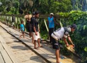 Pemkab Dharmasraya Bersama Masyarakat Perbaiki Jembatan Mamora Ranah Palabi