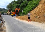 DPUPR Padang Gerak Cepat Bersihkan Longsor di Gunung Padang, Akses Jalan Kembali Normal