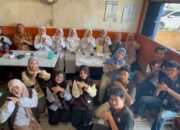 Mahasiswa KKN Unand Turun Langsung Layani Masyarakat Nagari Durian Tinggii di Posyandu