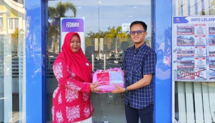 Sambut HUT Ke-81 RI, BRI Cabang Painan Ikut Bagikan Bendera Merah Putih