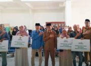 Wawako Bukittinggi dan Baznas Salurkan Zakat untuk 61 Mustahik