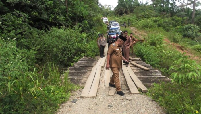 Jenguk Keluarga Anak Meninggal di Rura Patontang, Bupati Yulianto Pastikan Perbaikan Jalan dan Layanan Darurat jadi Prioritas
