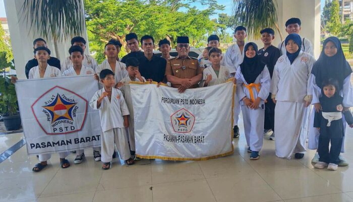 Bupati Yulianto Lepas 23 Atlet PSTD Pasbar, Siap Harumkan Nama Daerah di Kejurnas Pencak Silat Rektor UNP Championship 2026