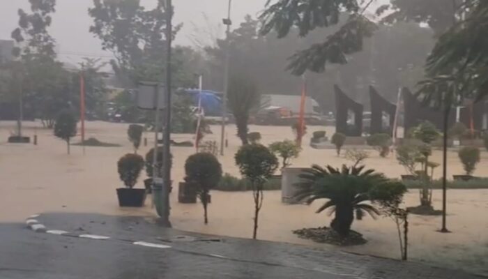 Banjir Rendam Kompleks Balai Kota Padang Aie Pacah.