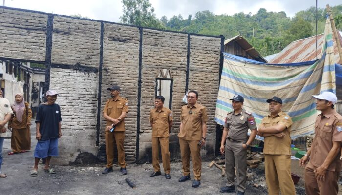Sekda Pasbar Kunjungi Korban Kebakaran di Timbo Abu Talamau, Bawa Kebutuhan Dasar