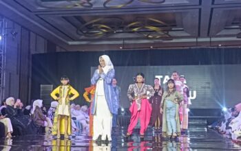 Desainer Asal Kota Padang Tala Rahayu, Sulap Tenun Endek Jadi Busana Smart Casual Modern