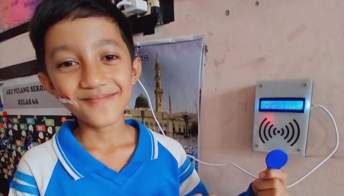 Kreativitas Murid SD Islam Al Ishlah Bukittinggi, Aliando Riyuganda Putra Ciptakan Robot Absen