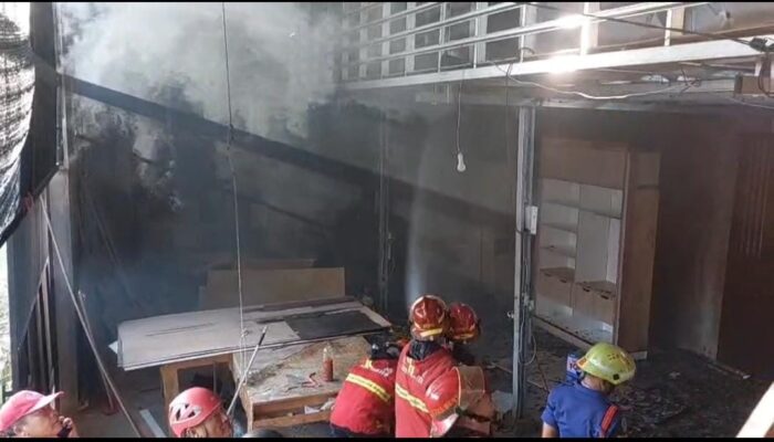 Gudang Furniture Terbakar, Kerugian Capai Rp50 Juta