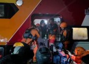 Seluruh Penumpang Mentawai Fast Berhasil Dievakuasi Setelah Kandas di Muara Padang