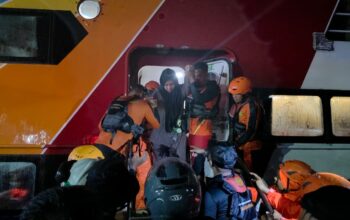 Seluruh Penumpang Mentawai Fast Berhasil Dievakuasi Setelah Kandas di Muara Padang