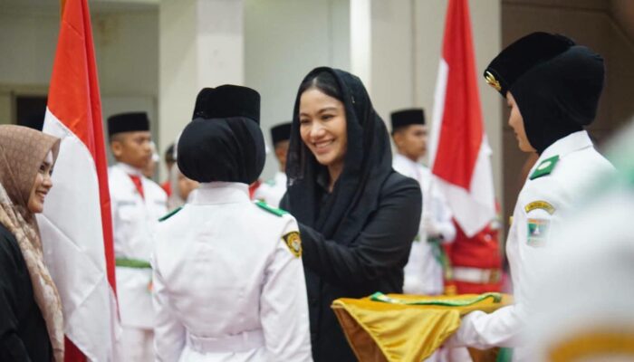 54 Paskibraka Dharmasraya Dikukuhkan, Bupati Annisa: Jalankan Amanah dengan Kehormatan