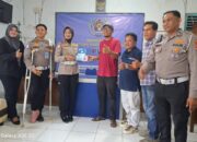Satlantas Polresta Bukittinggi Bagikan Masker kepada Wartawan di Tengah Kabut Asap