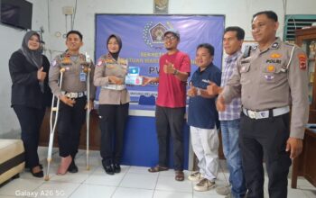 Satlantas Polresta Bukittinggi Bagikan Masker kepada Wartawan di Tengah Kabut Asap