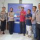 Satlantas Polresta Bukittinggi Bagikan Masker kepada Wartawan di Tengah Kabut Asap