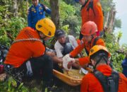 Dua Pemancing Dihantam Ombak di Kawasan Bukit Lampu