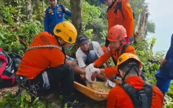 Dua Pemancing Dihantam Ombak di Kawasan Bukit Lampu