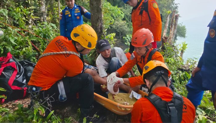 Dua Pemancing Dihantam Ombak di Kawasan Bukit Lampu