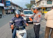Kualitas Udara Makin Buruk, Polres Padang Panjang Bagikan Masker Untuk Masyarakat