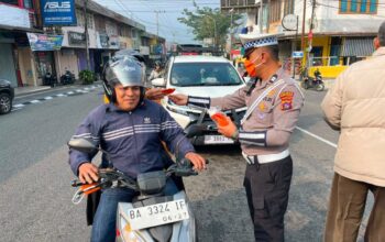 Kualitas Udara Makin Buruk, Polres Padang Panjang Bagikan Masker Untuk Masyarakat