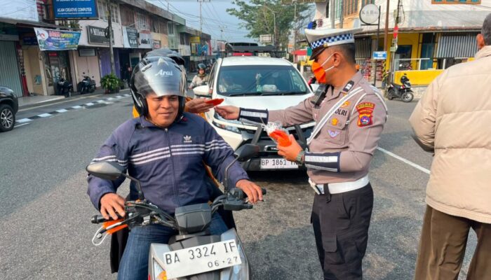 Kualitas Udara Makin Buruk, Polres Padang Panjang Bagikan Masker Untuk Masyarakat