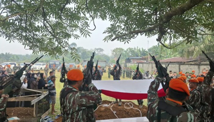 Prajurit Kopasgat Asal Dharmasraya Dimakamkan Berdampingan dengan Sang Ayah