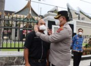 Peduli Kesehatan Masyarakat, Kapolres Pasaman Bersama Forkopimda Bagikan 2.500 Masker