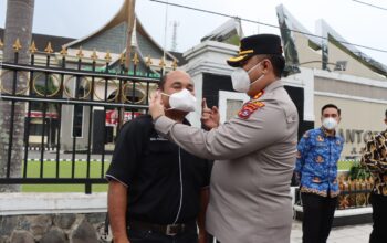 Peduli Kesehatan Masyarakat, Kapolres Pasaman Bersama Forkopimda Bagikan 2.500 Masker