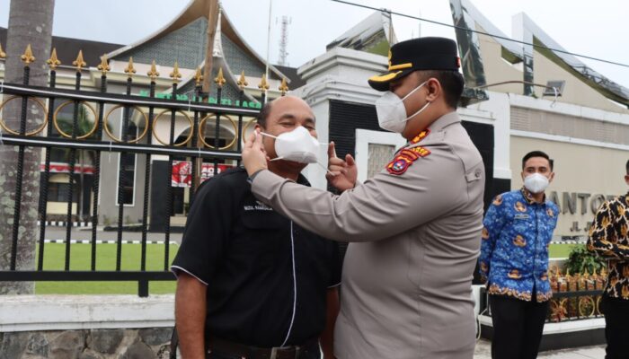 Peduli Kesehatan Masyarakat, Kapolres Pasaman Bersama Forkopimda Bagikan 2.500 Masker